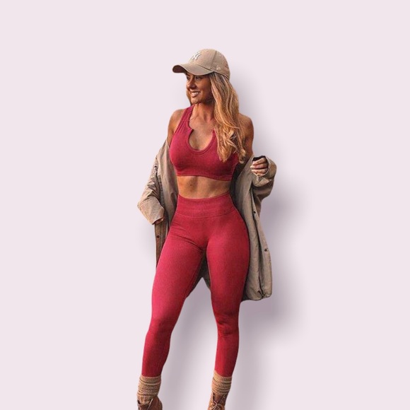 Long red gym set 💪 - Picture 1 of 2